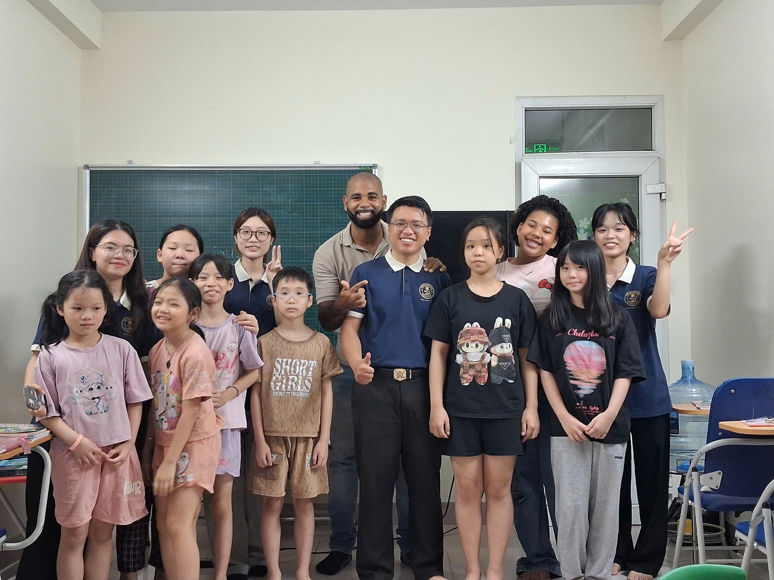 Học viên và đội ngũ The Good King Language Center trong hoạt động học tập