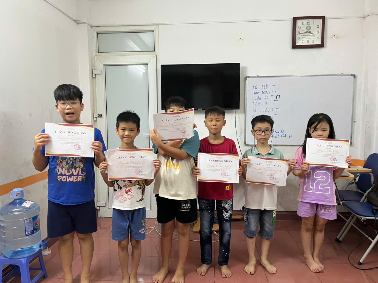 Học sinh The Good King nhận giấy chứng nhận sau hoạt động đánh giá và học tập