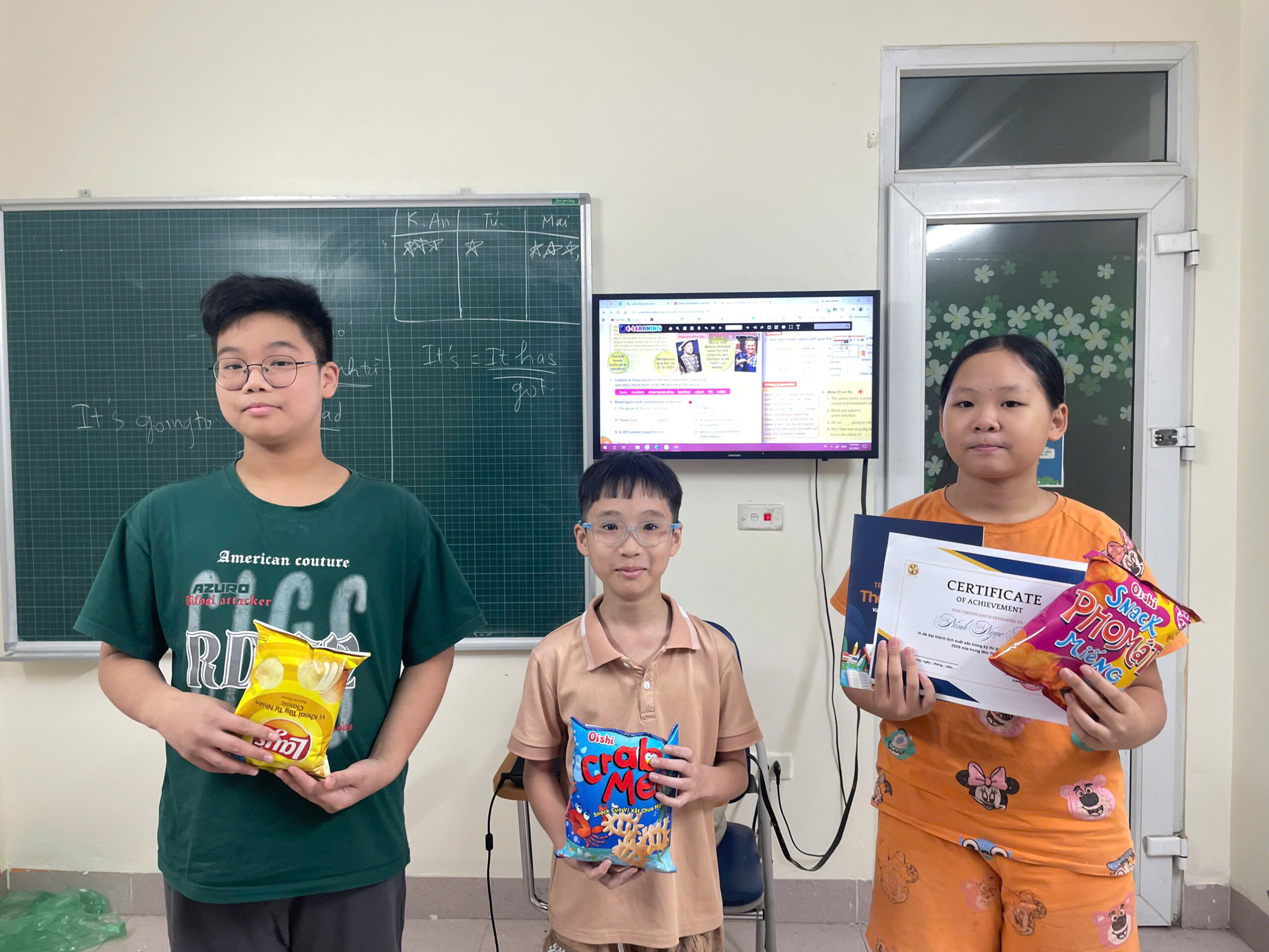 Học sinh The Good King nhận giấy chứng nhận và phần thưởng sau hoạt động học tập