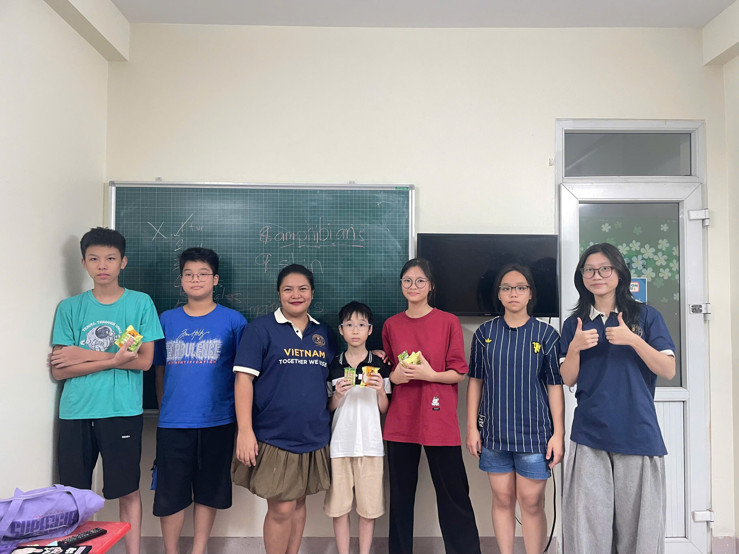 Cô Precious chụp ảnh cùng học sinh The Good King trong giờ học