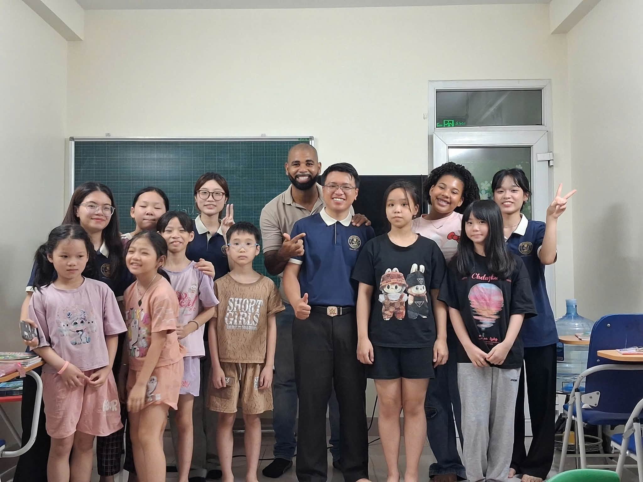 Claudecir Junior chụp ảnh cùng học sinh và đội ngũ The Good King