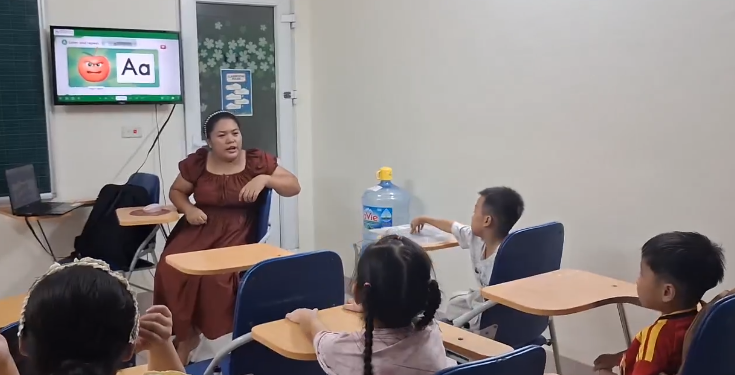 Cô Precious trực tiếp giảng dạy tiếng Anh cho học sinh tại The Good King