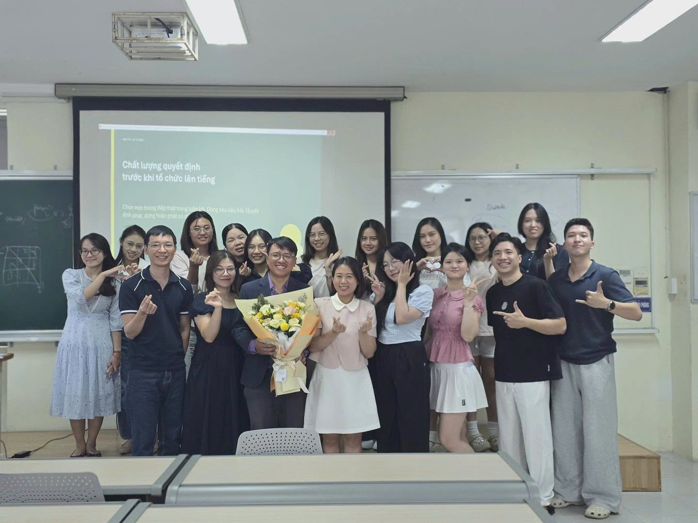 Ảnh tập thể sau buổi chuyên đề quản trị rủi ro truyền thông với lớp MBA32B tại FTU