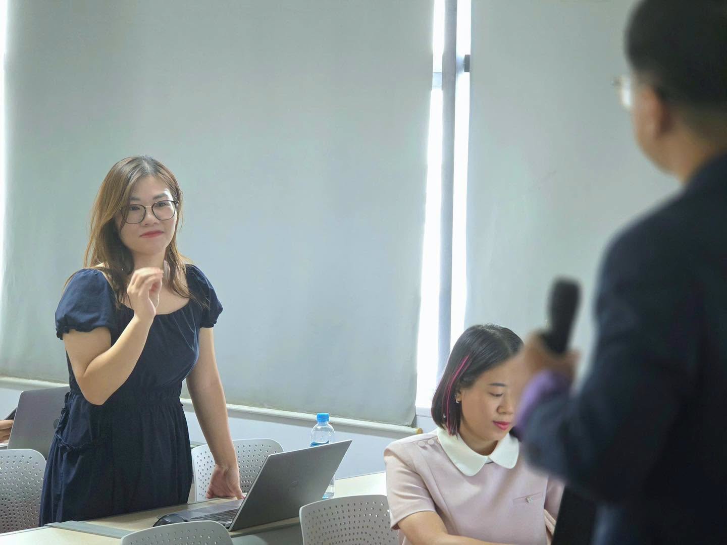 Học viên MBA phát biểu trong buổi trao đổi về quản trị rủi ro truyền thông tại FTU